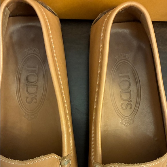 Tod’s Women’s Tan Leather Driving Loafers Moccasins w/ silver grommets. Size 37. - Picture 2 of 16